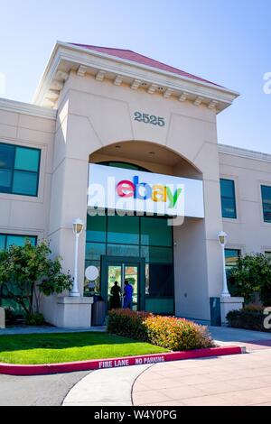 Auf der Fassade am Hauptsitz von Internet Auktionshaus Ebay im Silicon Valley, San Jose, Kalifornien, 15. März 2019 anmelden. () Stockfoto