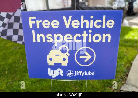 Nahaufnahme der Schild Fahrzeug Inspektion mit Logos für Automotive Company Jiffy Lube und ridesharing Firma Lyft, während eine Partnerschaft, die von den Unternehmen mehr Lyft Treiber in der San Francisco Bay Area, Lafayette, Kalifornien, 28. März 2019 einzustellen. () Stockfoto