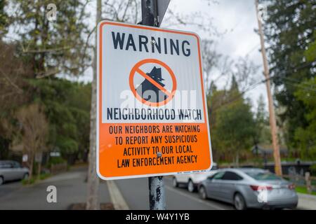 Anmelden Warnung eines Neighborhood Watch auf einer Vorstadtstraße in Lafayette, Kalifornien, April 4, 2019. () Stockfoto