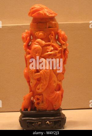 Überdachte Vase dekoriert mit weiblichen Figur Holding Lingzhi Pilzen und Pfingstrose Zweig, von einem Jungen, einem Kran, und Reh, China, Qing Dynastie, 18. Jahrhundert, Coral begleitet - Stockfoto