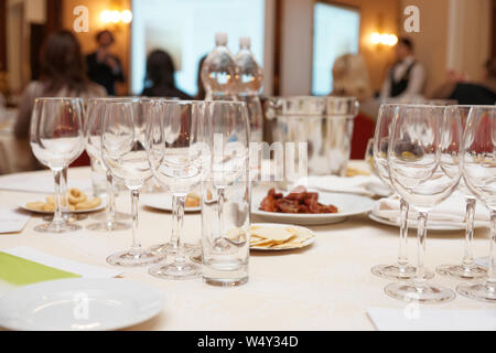 Gläser bereit für die Weinprobe auf Tisch Stockfoto