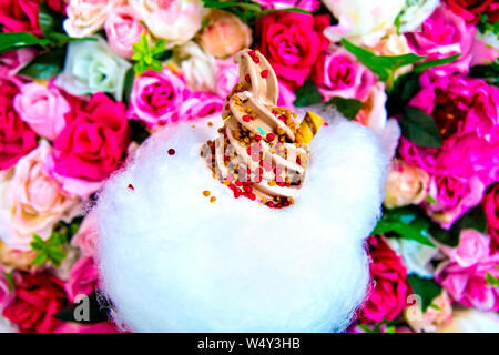 Weiche Schokolade dienen Eis mit Erdbeere und Karamell besprüht und Zuckerwatte Cloud bei Milch Zug, London, UK Stockfoto