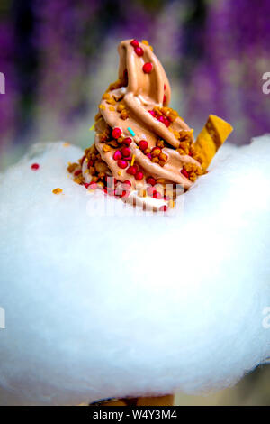 Weiche Schokolade dienen Eis mit Erdbeere und Karamell besprüht und Zuckerwatte Cloud bei Milch Zug, London, UK Stockfoto