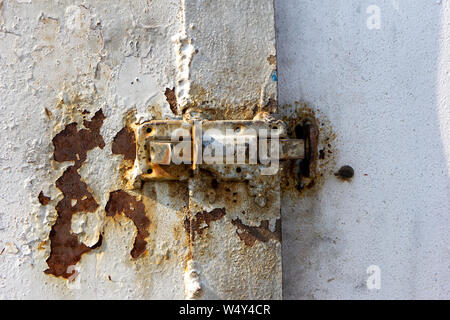 Ein rostiger einfache Metallstange sperren Stockfoto