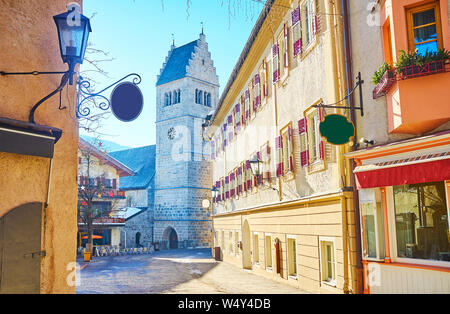 Genießen Sie den Spaziergang entlang der alten Straßen und Plätze von Zell am See, bietet es einen erhaltenen historischen Bauten, die in der Pfarrkirche (Pfarrkirche) und tradit Stockfoto