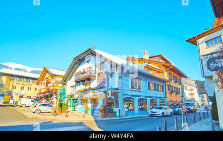 ZELL AM SEE, Österreich - 28. FEBRUAR 2019: Die Altstadt von Resort mit Läden, Restaurants, Kunstgalerien, Reisebüros und Sport Geschäfte, entfernt Stockfoto