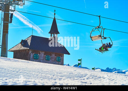 Die schnelle reiten Skilift vor der Elisabeth Kapelle, auf der Schmitten Berg, Zell am See, Österreich Stockfoto