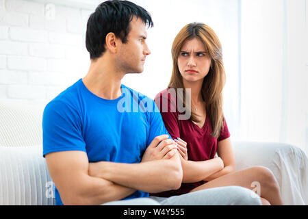 Familie Paare sitzen auf der Couch nicht sprechen, nachdem Argument, junge Mann ständig müde ist Streit beleidigt Frau wandte sich ihr zurück zu boyfri Stockfoto