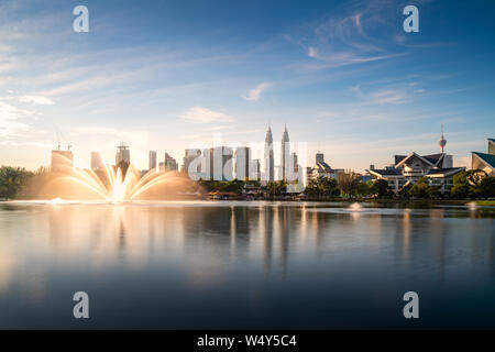 Stadt Kuala Lumpur skyscraper und fountation mit schönen Himmel morgen im titiwangsa Park in Kuala Lumpur. Malaysia. Reisen und Ferien. Stockfoto