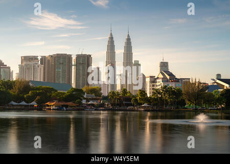 Stadt Kuala Lumpur skyscraper und fountation mit schönen Himmel morgen im titiwangsa Park in Kuala Lumpur. Malaysia. Reisen und Ferien. Stockfoto