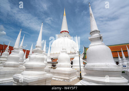 Wat Phra Mahathat Woramahawihan mit schönen Himmel bei Nakhon Si Thammarat in Thailand. Stockfoto