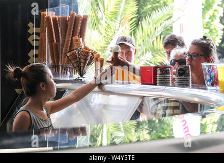 Berlin, Deutschland. 25. Juli, 2019. Menschen kaufen Eis in einem Shop in Berlin, Hauptstadt der Bundesrepublik Deutschland, am 25. Juli 2019. Der Deutsche Wetterdienst (DWD) eine umfassende Wärme Warnung am Mittwoch. Temperaturen in einigen Teilen von Deutschland 40 Grad Celsius am Donnerstag. Credit: Shan Yuqi/Xinhua/Alamy leben Nachrichten Stockfoto