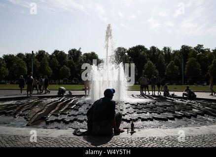 Berlin, Deutschland. 25. Juli, 2019. Menschen Abkühlen am Brunnen in Berlin, Hauptstadt der Bundesrepublik Deutschland, am 25. Juli 2019. Der Deutsche Wetterdienst (DWD) eine umfassende Wärme Warnung am Mittwoch. Temperaturen in einigen Teilen von Deutschland 40 Grad Celsius am Donnerstag. Credit: Shan Yuqi/Xinhua/Alamy leben Nachrichten Stockfoto