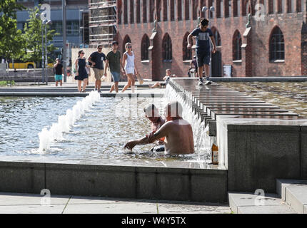 Berlin, Deutschland. 25. Juli, 2019. Menschen Abkühlen am Brunnen in Berlin, Hauptstadt der Bundesrepublik Deutschland, am 25. Juli 2019. Der Deutsche Wetterdienst (DWD) eine umfassende Wärme Warnung am Mittwoch. Temperaturen in einigen Teilen von Deutschland 40 Grad Celsius am Donnerstag. Credit: Shan Yuqi/Xinhua/Alamy leben Nachrichten Stockfoto