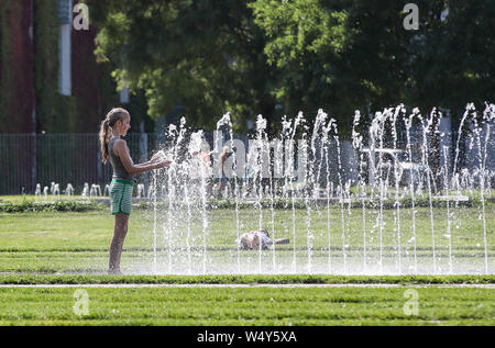 Berlin, Deutschland. 25. Juli, 2019. Ein Mädchen kühlt sich an einem Brunnen in Berlin, Hauptstadt der Bundesrepublik Deutschland, am 25. Juli 2019. Der Deutsche Wetterdienst (DWD) eine umfassende Wärme Warnung am Mittwoch. Temperaturen in einigen Teilen von Deutschland 40 Grad Celsius am Donnerstag. Credit: Shan Yuqi/Xinhua/Alamy leben Nachrichten Stockfoto