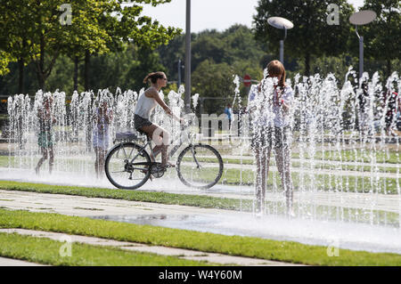 Berlin, Deutschland. 25. Juli, 2019. Menschen Abkühlen am Brunnen in Berlin, Hauptstadt der Bundesrepublik Deutschland, am 25. Juli 2019. Der Deutsche Wetterdienst (DWD) eine umfassende Wärme Warnung am Mittwoch. Temperaturen in einigen Teilen von Deutschland 40 Grad Celsius am Donnerstag. Credit: Shan Yuqi/Xinhua/Alamy leben Nachrichten Stockfoto