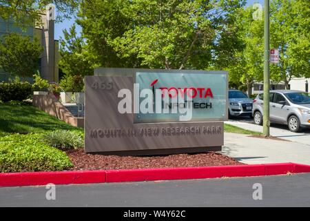Schild am Eingang zum Toyota Infotech, eine Technologie Research Division von carmaker Toyota, im Silicon Valley, in Mountain View, Kalifornien, 3. Mai 2019. () Stockfoto