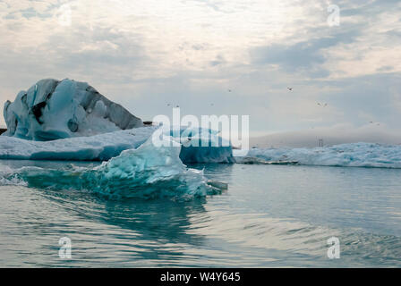 Schönen Gletschersee an einem sonnigen Tag mit Vögel am Himmel Am Gletschersee Jökulsárlón, Island. Kopieren Sie Platz. Stockfoto