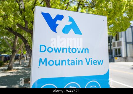 Zeichen für Downtown Mountain Bahnhof Blick auf das Tal Transit Authority (VTA) light rail im Silicon Valley, in Mountain View, Kalifornien, 3. Mai 2019. () Stockfoto