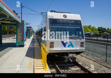 Valley Transit Authority (VTA) light rail Zug am Mountain View im Silicon Valley, in Mountain View, Kalifornien, 3. Mai 2019. () Stockfoto