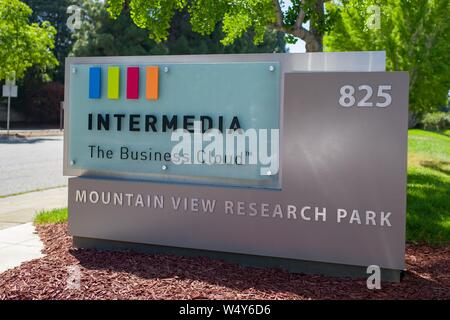 Schild mit Logo am Eingang zum Hauptquartier der Business Telefonie Unternehmen Intermedia im Silicon Valley, in Mountain View, Kalifornien, 3. Mai 2019. () Stockfoto