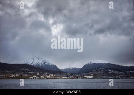 Ushuaia Blick auf die Stadt vom Calgary International Airport in der Nacht Stockfoto