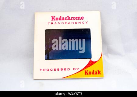 Nahaufnahme einer Kodak Kodachrome 35 mm Folie auf einem weißen Hintergrund isoliert, mit der von Kodak Text, 1970 verarbeitet. () Stockfoto