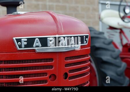 Vintage International Harvester Farmall Traktoren auf der 2019 Delaware State Fair. Stockfoto