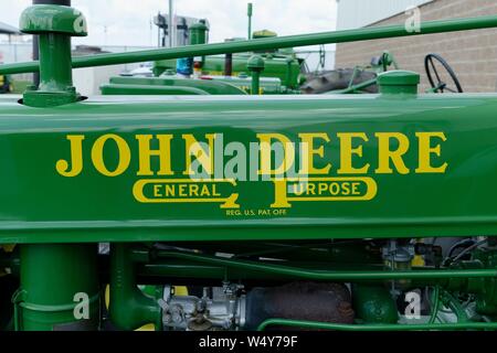 Motorabdeckung eines restaurierten John Deere Allgemeine Ackerschlepper. Stockfoto