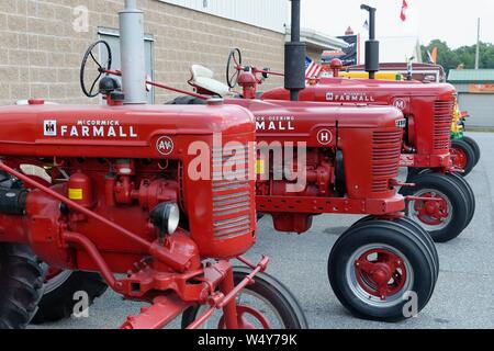 Vintage International Harvester Farmall Traktoren auf der 2019 Delaware State Fair. Stockfoto