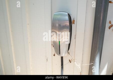 Close-up home Ladegerät für Tesla Motors Elektroauto auf dem staubigen Wand eines inländischen Garage in Menlo Park, Kalifornien, 19. Juni 2019. () Stockfoto