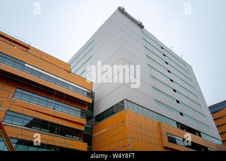 Fassade mit Baumaschinen bei der Konstruktion von der Universität von Kalifornien in San Francisco (UCSF) Zentrum für Neurowissenschaften in der Mission Bay in San Francisco, Kalifornien, 16. Juni 2019. () Stockfoto