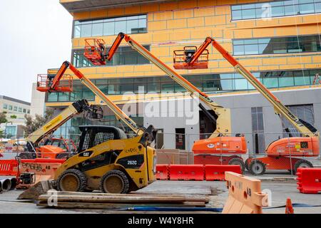 Fassade mit Baumaschinen bei der Konstruktion von der Universität von Kalifornien in San Francisco (UCSF) Zentrum für Neurowissenschaften in der Mission Bay in San Francisco, Kalifornien, 16. Juni 2019. () Stockfoto