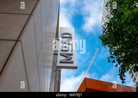 Geringer Betrachtungswinkel von Zeichen für Museum der afrikanischen Diaspora (MoAD) Im südlich der Market (SOMA) Nachbarschaft von San Francisco, Kalifornien, 20. Juni 2019. () Stockfoto