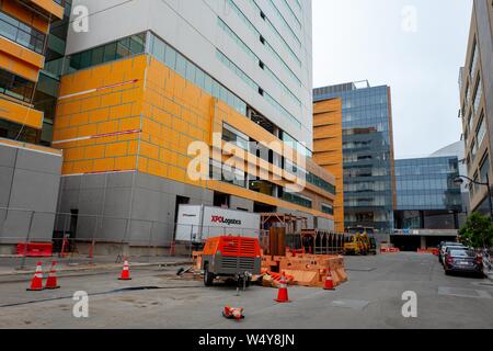 Fassade mit Baumaschinen bei der Konstruktion von der Universität von Kalifornien in San Francisco (UCSF) Zentrum für Neurowissenschaften in der Mission Bay in San Francisco, Kalifornien, 16. Juni 2019. () Stockfoto