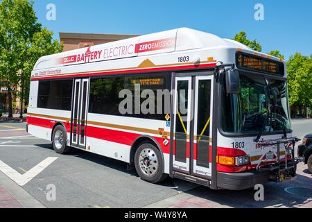 Elektrische Grafschaft Verbindung Bus durch eine Kreuzung in der Innenstadt von Walnut Creek, Kalifornien, 21. Juni 2019. () Stockfoto