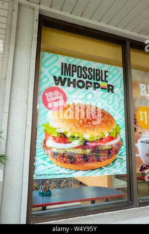 Zeichen auf der Fassade Werbung unmöglich Whopper, eine Fleisch-engineered mit pflanzlichen Protein basierend burger Patty von food technology Unternehmen unmöglich, während einer begrenzten Markt Test an einem Burger King Restaurant in der Bucht von San Francisco, Danville, Kalifornien, 26. Juni 2019. () Stockfoto