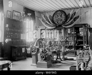 In einer Ausstellung mit verschiedenen Werkzeugen und Maschinen des 19. Jahrhunderts von Romanov Palast stand, Sankt Petersburg, Russland, 1885. () Stockfoto