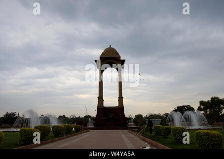 Das India Gate, ein Krieg Denkmal für die 82.000 Soldaten der indischen Armee, die während des Ersten Weltkrieges starb befindet sich rittlings auf den Rajpath, in Neu Delhi Stockfoto