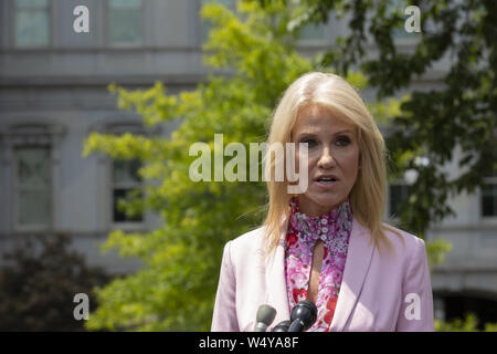 Washington DC, USA. Juli 25, 2019, Washington, District of Columbia, USA: Senior Counsellor Kellyanne Conway spricht zu den Medien nach einem Fernsehinterview im Weißen Haus in Washington, DC, USA am 25. Juli 2019. Credit: Stefani Reynolds/CNP/ZUMA Draht/Alamy leben Nachrichten Stockfoto