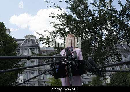 Washington DC, USA. Juli 25, 2019, Washington, District of Columbia, USA: Senior Counsellor Kellyanne Conway spricht zu den Medien nach einem Fernsehinterview im Weißen Haus in Washington, DC, USA am 25. Juli 2019. Credit: Stefani Reynolds/CNP/ZUMA Draht/Alamy leben Nachrichten Stockfoto