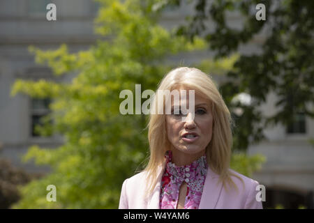 Washington DC, USA. Juli 25, 2019, Washington, District of Columbia, USA: Senior Counsellor Kellyanne Conway spricht zu den Medien nach einem Fernsehinterview im Weißen Haus in Washington, DC, USA am 25. Juli 2019. Credit: Stefani Reynolds/CNP/ZUMA Draht/Alamy leben Nachrichten Stockfoto