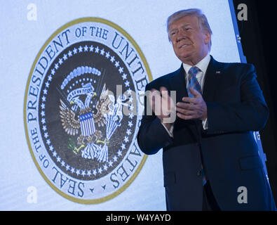 Juli 25, 2019, Washington, District of Columbia, USA: Beim Sprechen bei einem Gipfel von "Wendepunkt USA" am 23. Juli veranstaltet, Präsident DONALD TRUMP tauchte vor einer gefälschten präsidentschaftswahlen Dichtung, die verändert wurde, Verweise auf russische Manipulation gehören. Die veränderte Dichtung, empfohlene ein Adler mit zwei Köpfen, ähnlich der zwei-köpfige Vogel auf der russischen Wappen. Die bildlaufleiste über der Adler erschien" 45 Es un-titere" oder "45 zu lesen ist eine Marionette" in Spanisch. Das Buch enthält in der Regel die US-Motto "E pluribus unum (Aus vielen Eins). Die linke Krallen des Adlers, die Spange 13 Pfeile, in Stockfoto