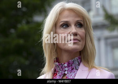 Washington DC, USA. Juli 25, 2019, Washington, District of Columbia, USA: Senior Counsellor Kellyanne Conway spricht zu den Medien nach einem Fernsehinterview im Weißen Haus in Washington, DC, USA am 25. Juli 2019. Credit: Stefani Reynolds/CNP/ZUMA Draht/Alamy leben Nachrichten Stockfoto