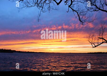 Sonnenuntergang über dem See Mitchell, in Cadillac, Michigan Stockfoto