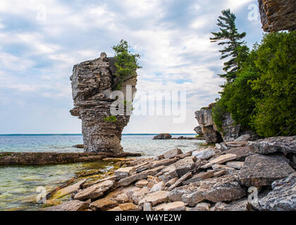 Auf Blumentopf Insel in Fathom Five National Marine Park, einer der beiden Säulen oder Sea Stacks, steigen aus dem Wasser der Georgian Bay. Stockfoto