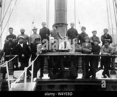 Besatzung von 4-Mast Bark ECUADOR auf Deck Washington ca 1900 (HESTER 529). Stockfoto