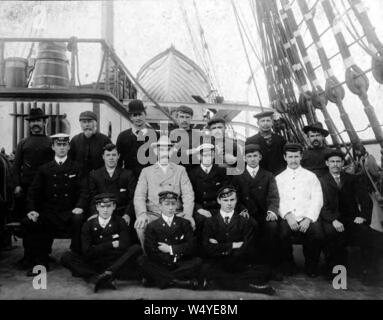 Besatzung von 4-Mast Bark BEECHBANK auf Deck, Washington, ca 1900 (HESTER 738). Stockfoto