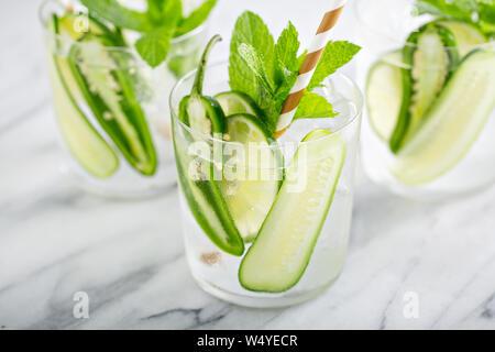 Die würzigen und erfrischenden Cocktail mit Kalk und Gurke Stockfoto