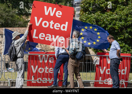 Pro-Brexit und EU bleiben Unterstützer weiterhin ihre wöchentliche Kampagne Mahnwachen gegenüber dem Parlament winkt britischen und europäischen Flaggen. London, Stockfoto